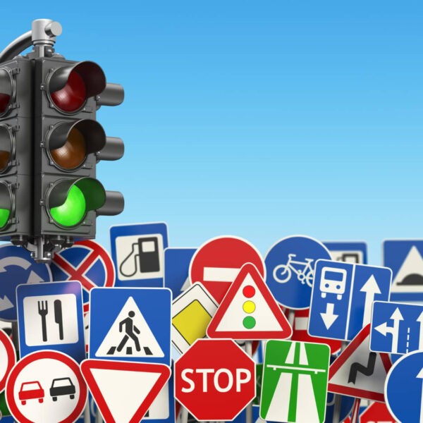 Sécurité entreprise : comment choisir les meilleurs panneaux routiers ?