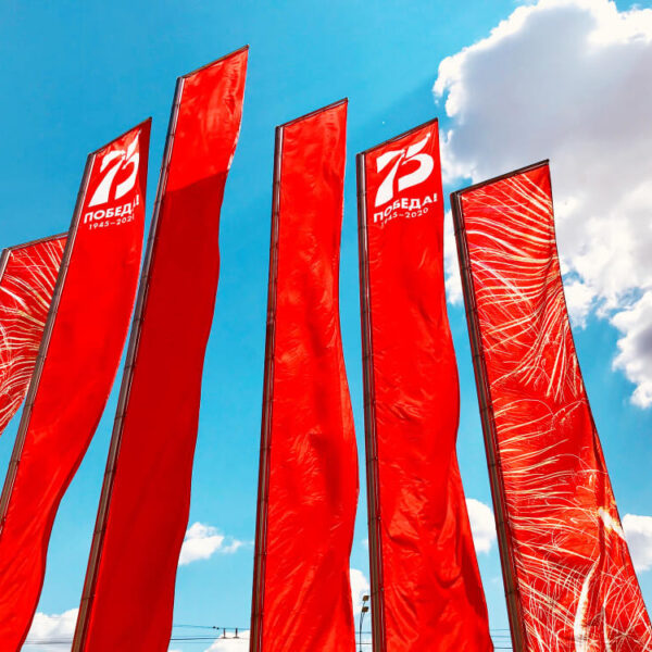 Drapeaux promotionnels personnalisés et événement d’entreprise : les avantages 